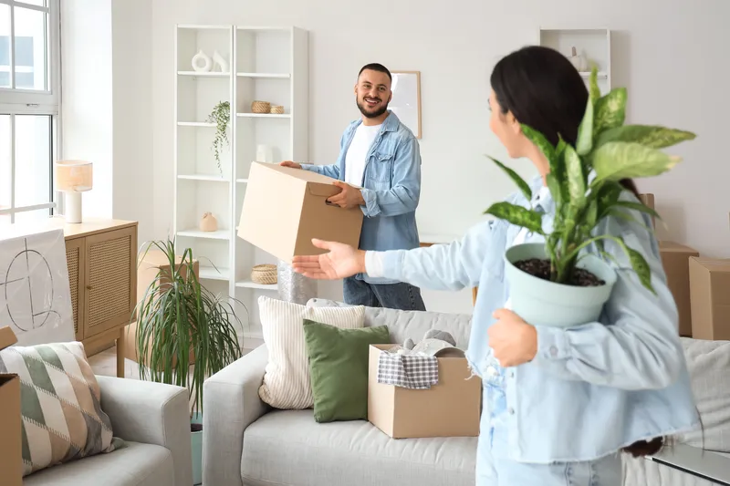 Privatumzug nach Österreich – Familie beim Umzug